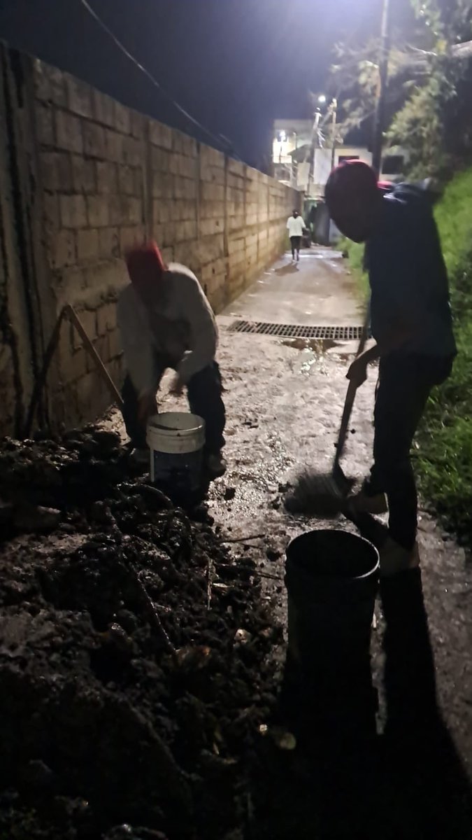 RegTerZ1NMixco's tweet photo. Las #lluvias de este día causaron un leve #deslave de tierra afectando el paso peatonal a #vecinos del sector del campo "Las Vacas" zona 1 de #Mixco, los cuales pidieron #apoyo ⚠️
#ConstruyendoElFuturo #500añosmixco https://t.co/NjYWwos7NO