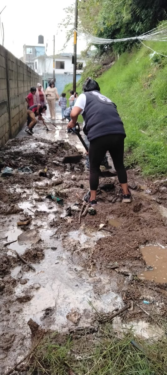 RegTerZ1NMixco's tweet photo. Las #lluvias de este día causaron un leve #deslave de tierra afectando el paso peatonal a #vecinos del sector del campo "Las Vacas" zona 1 de #Mixco, los cuales pidieron #apoyo ⚠️
#ConstruyendoElFuturo #500añosmixco https://t.co/NjYWwos7NO