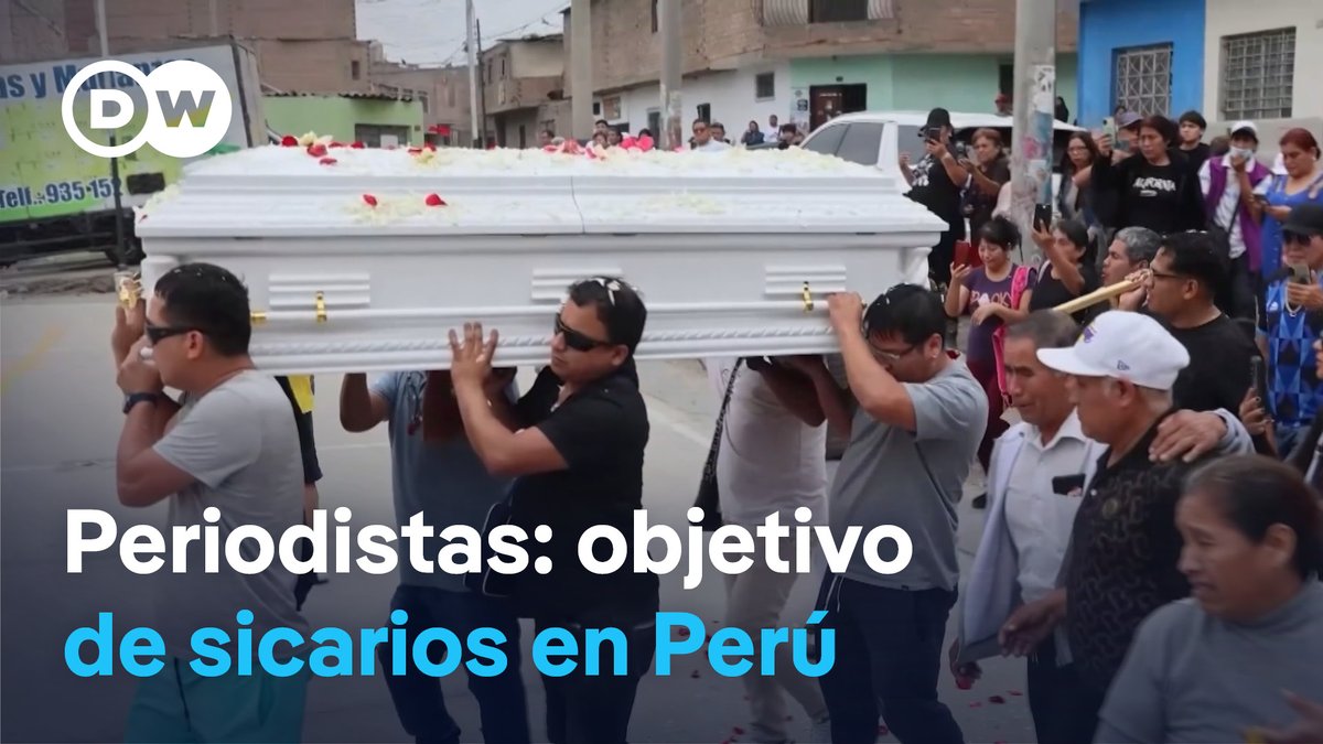 A group of pallbearers carry a white casket adorned with flowers through a crowded street while onlookers take photos, with the DW news logo and Spanish text reading "Periodistas: objetivo de sicarios en Perú" (Journalists: target of hitmen in Peru) overlaid on the image, illustrating the funeral of journalist Susy Aponte and highlighting the dangers facing press members in the country.