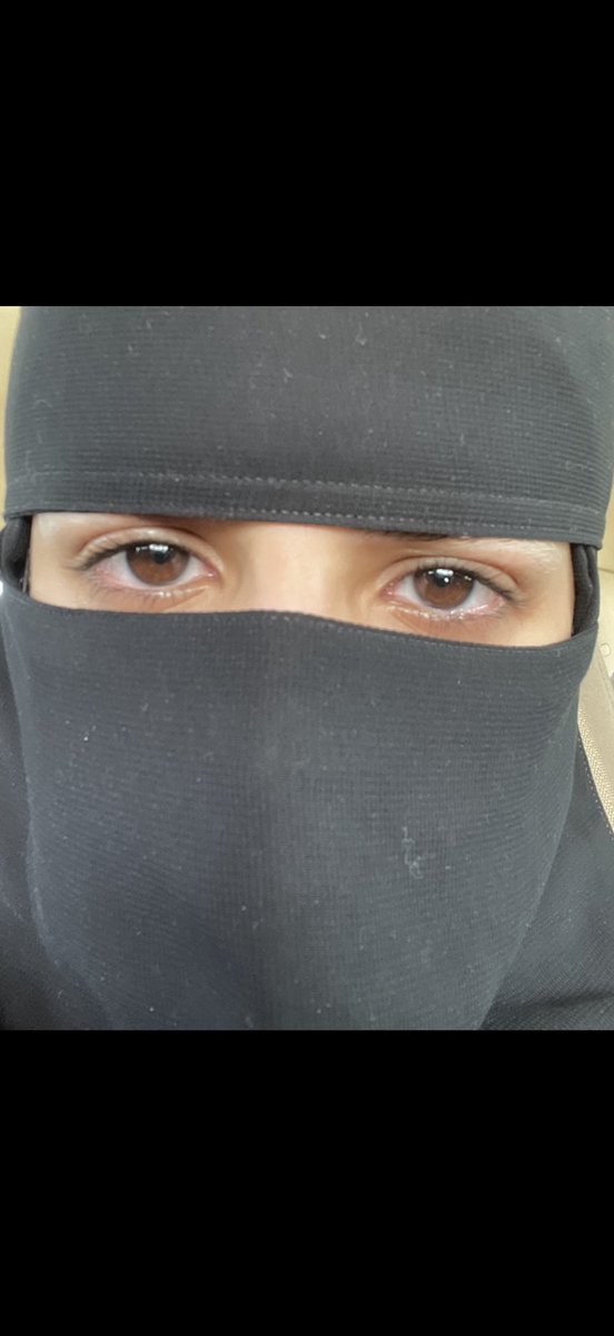 Silentash11's tweet photo. منجد حلمي اكون مرتبه بالنقاب 
بهالصورة كانت عيوني مغرورقه بالدموع فتحت الكاميرا 
لقيت سبب ثاني ابكي عليه 
النقاب المشهب الي يلقط الوبر و الطرحه  مبهذله و طالعه من الجوانب 
ولك اخخخخخ https://t.co/Zs9oDGOKCm