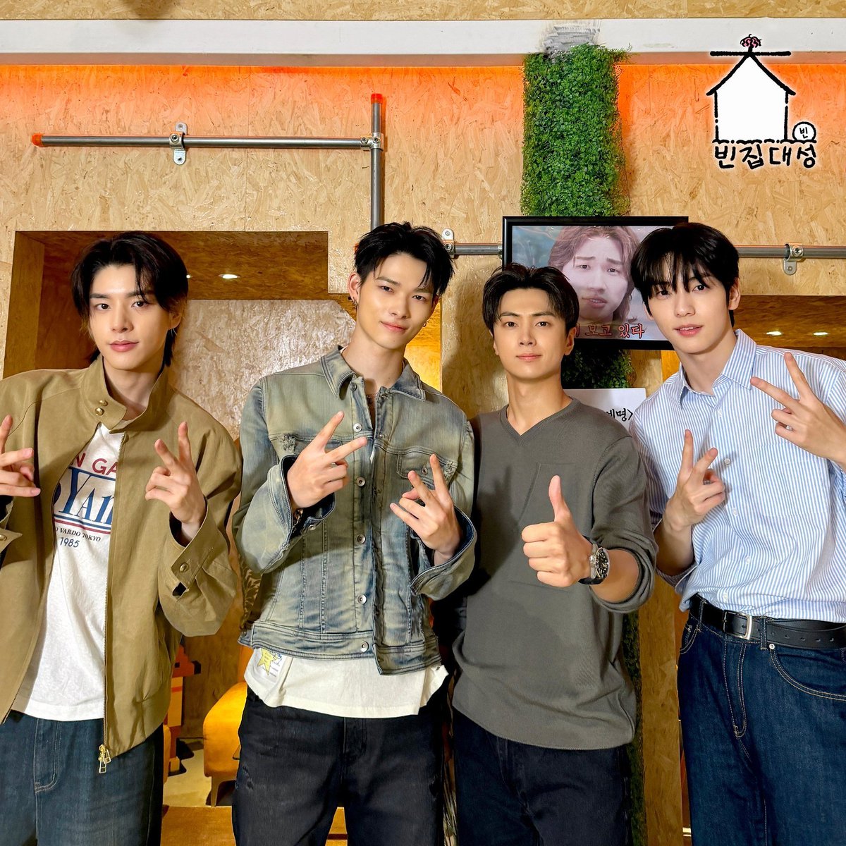 ENGENEArchivE7's tweet photo. 261002 | [ENHYPEN] @zip_ds Twitter

Arrival of the Guestbook from the Handsome Vampire Trio Visiting Binjip Daeseong 🧛‍♂️✨  
Clumsy Part-Timer <ENHYPEN> Jay, Jake, Ni-ki ☕️🩸  
Heartfelt Guestbook, Check It Out Right Now! 📝

#ENHYPEN #엔하이픈 https://t.co/MgL9UhpNOW