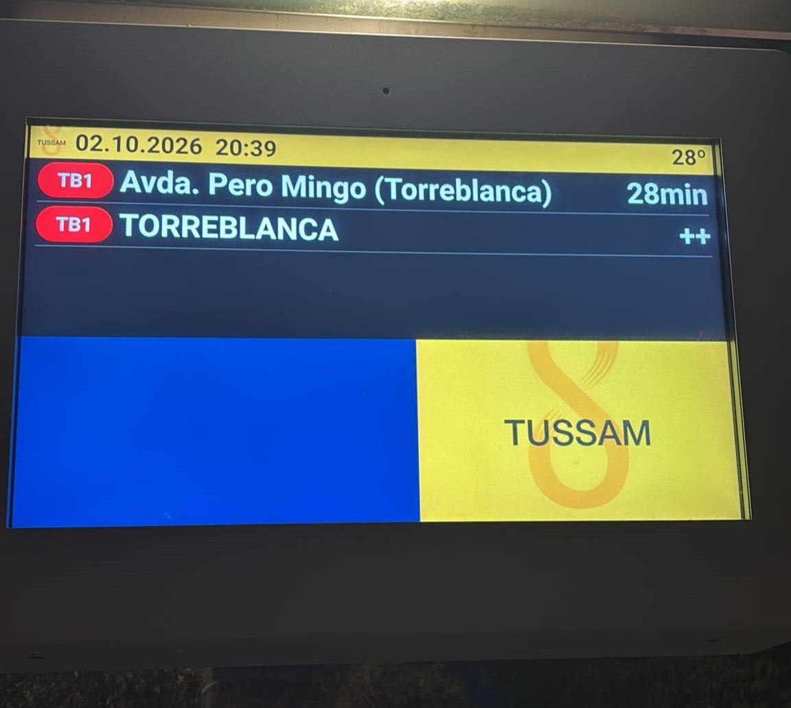 JuanToAragon's tweet photo. Hoy es la Noche en Blanco y  el @Ayto_Sevilla de @jlsanzalcalde decía que iba a reforzar los autobuses de @tussamoficial

Pues aquí tenéis el “refuerzo”: así está la TB1 ahora mismo, esperando el autobús. Mucha promesa y poco autobús. https://t.co/0Mz3iHCAyv