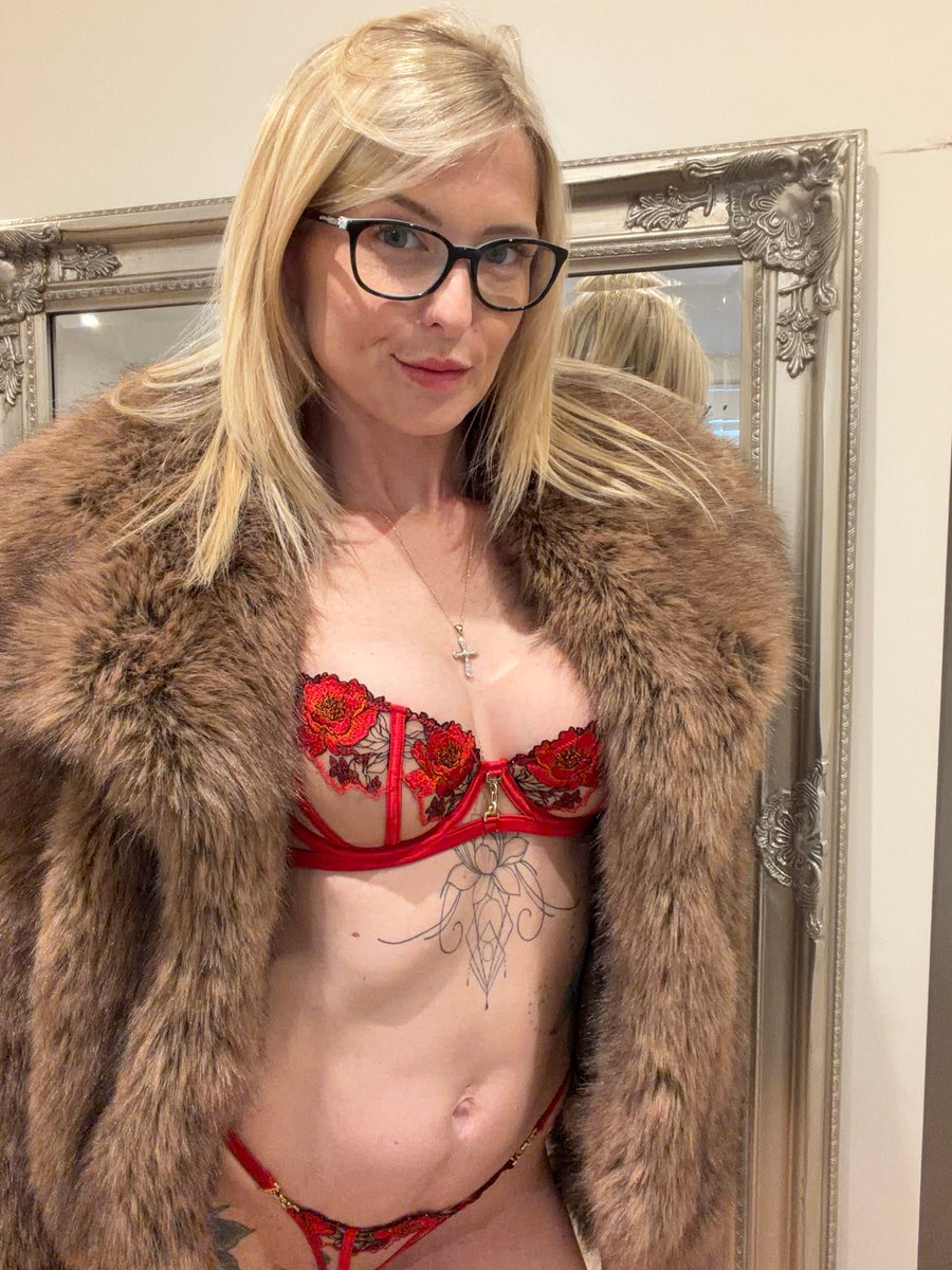 RubySparkkk's tweet photo. do i look good like this? https://t.co/JvJ7VyoAkV