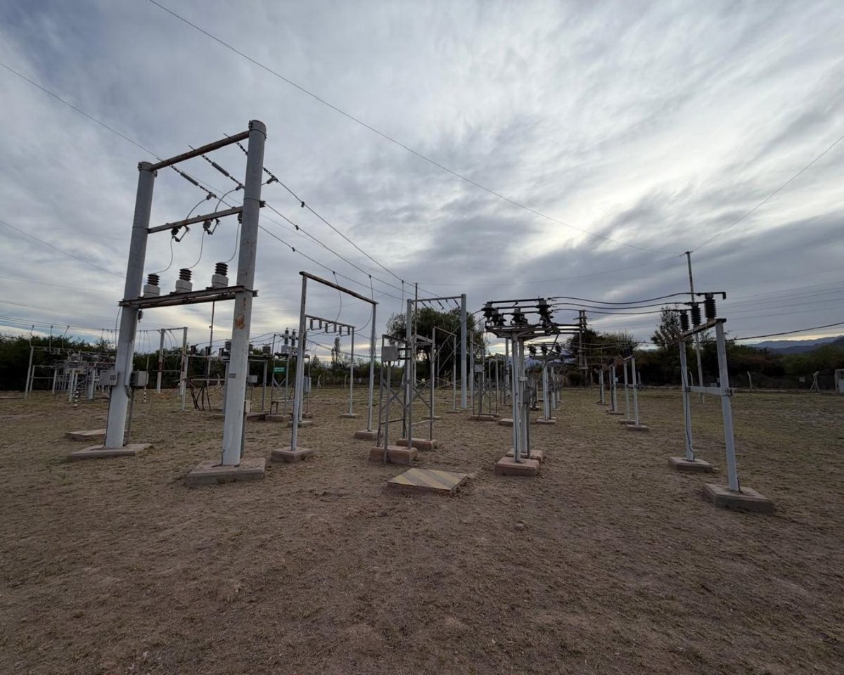 Fonplata's tweet photo. Catamarca | Energía e integración para impulsar el desarrollo
En el marco de la preparación de una nueva operación en Catamarca, Argentina, visitamos la zona donde se implementarán algunas de las obras del Programa de Infraestructura Energética y Estudios Estratégicos, con un financiamiento previsto de hasta USD 92 millones.

En Belén, el equipo recorrió la zona de la futura Interconexión Oeste Alumbrera–El Eje–Belén, una obra que permitirá fortalecer el sistema eléctrico del oeste provincial, mejorar la confiabilidad y capacidad del servicio, generar mejores condiciones para acompañar nuevas inversiones productivas y energéticas, y contribuir a la descarbonización del sector energético.

La infraestructura beneficiará directamente a cerca de 90.000 habitantes de Belén, Tinogasta, Andalgalá, Pomán y Antofagasta de la Sierra.

El Programa también prevé financiar estudios de preinversión para el Corredor Bioceánico por el Paso de San Francisco, con el objetivo de transformar esta agenda de integración regional en proyectos técnicamente estructurados y avanzar en la planificación de futuras inversiones ferroviarias y logísticas.

Además, mantuvimos reuniones de trabajo con el Vicegobernador de Catamarca, autoridades provinciales y representantes del Ministerio de Economía de la Nación, avanzando en definiciones clave para continuar con la preparación de la operación.

Provincia, Nación y FONPLATA trabajando juntos para convertir proyectos estratégicos en inversiones que generen nuevas oportunidades de desarrollo e integración.

#FONPLATA #Catamarca #Infraestructura #Energía #IntegraciónRegional #Desarrollo #Sostenibilidad