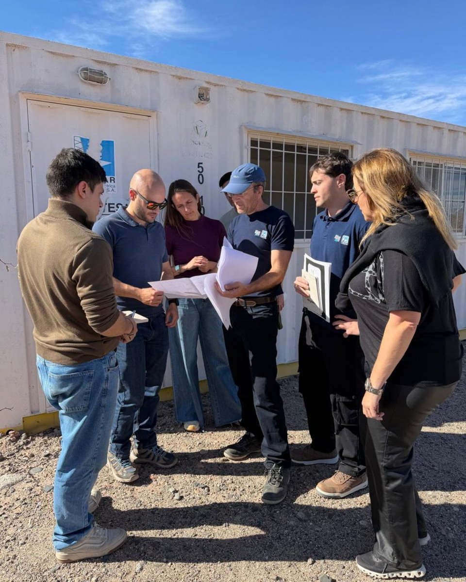 Fonplata's tweet photo. Catamarca | Energía e integración para impulsar el desarrollo
En el marco de la preparación de una nueva operación en Catamarca, Argentina, visitamos la zona donde se implementarán algunas de las obras del Programa de Infraestructura Energética y Estudios Estratégicos, con un financiamiento previsto de hasta USD 92 millones.

En Belén, el equipo recorrió la zona de la futura Interconexión Oeste Alumbrera–El Eje–Belén, una obra que permitirá fortalecer el sistema eléctrico del oeste provincial, mejorar la confiabilidad y capacidad del servicio, generar mejores condiciones para acompañar nuevas inversiones productivas y energéticas, y contribuir a la descarbonización del sector energético.

La infraestructura beneficiará directamente a cerca de 90.000 habitantes de Belén, Tinogasta, Andalgalá, Pomán y Antofagasta de la Sierra.

El Programa también prevé financiar estudios de preinversión para el Corredor Bioceánico por el Paso de San Francisco, con el objetivo de transformar esta agenda de integración regional en proyectos técnicamente estructurados y avanzar en la planificación de futuras inversiones ferroviarias y logísticas.

Además, mantuvimos reuniones de trabajo con el Vicegobernador de Catamarca, autoridades provinciales y representantes del Ministerio de Economía de la Nación, avanzando en definiciones clave para continuar con la preparación de la operación.

Provincia, Nación y FONPLATA trabajando juntos para convertir proyectos estratégicos en inversiones que generen nuevas oportunidades de desarrollo e integración.

#FONPLATA #Catamarca #Infraestructura #Energía #IntegraciónRegional #Desarrollo #Sostenibilidad