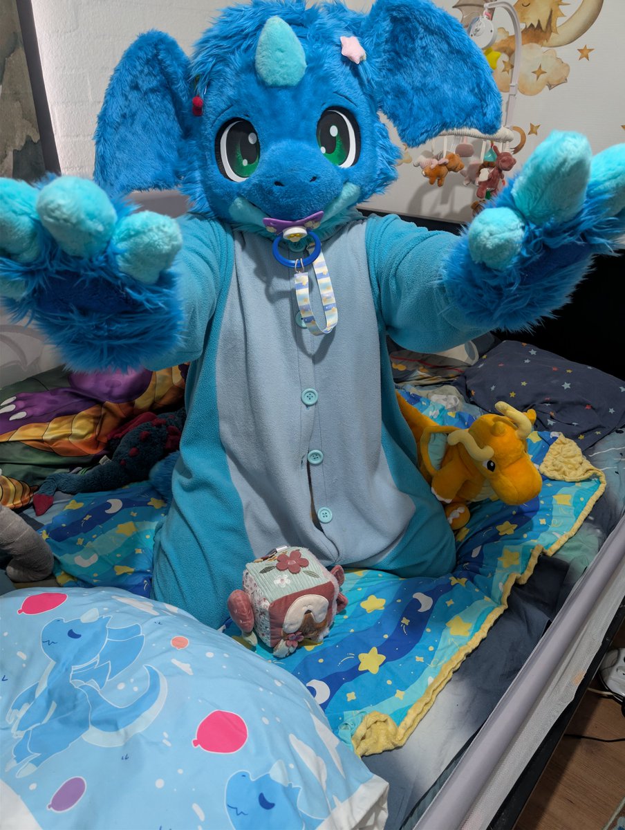 Draggie_Ray's tweet photo. Raaaawh~! 
W-wanna watch cartoons and play with plushies? >u<

#fursuitfriday https://t.co/DVP3fjxR4b