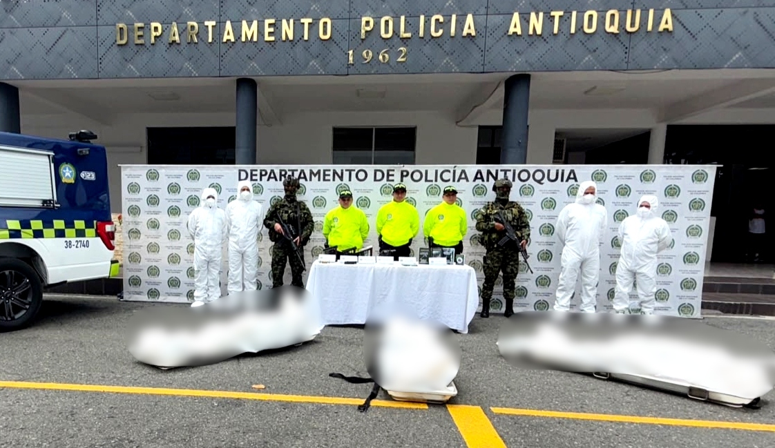 Policiantioquia's tweet photo. En #PuebloRico y #Jericó | ¡Golpe al Clan del Golfo en el suroeste antioqueño! En coordinación con el Ejército Nacional y la Fiscalía, desarrollamos la operación #Valkiria Fase II, que dejó 3 presuntos integrantes de esta estructura abatidos en desarrollo de operaciones, entre ellos alias “Terry”, señalado como cabecilla de zona de la subestructura Edwin Román Velásquez Valle.

Esta persona sería investigada por su presunta participación en homicidios selectivos, desplazamientos forzados y extorsiones a comerciantes y mineros informales de la región. Durante la operación fueron incautadas armas de fuego y 2 celulares, elementos que serán sometidos a análisis por las autoridades competentes. #JuntosPorAntioquia