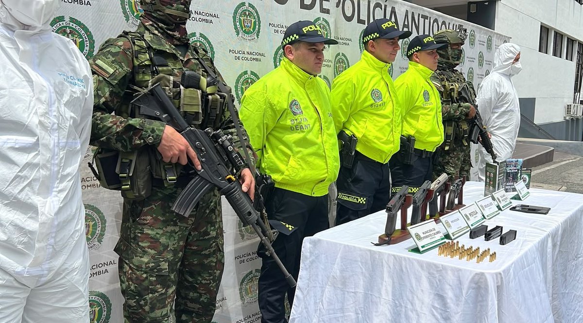 Policiantioquia's tweet photo. En #PuebloRico y #Jericó | ¡Golpe al Clan del Golfo en el suroeste antioqueño! En coordinación con el Ejército Nacional y la Fiscalía, desarrollamos la operación #Valkiria Fase II, que dejó 3 presuntos integrantes de esta estructura abatidos en desarrollo de operaciones, entre ellos alias “Terry”, señalado como cabecilla de zona de la subestructura Edwin Román Velásquez Valle.

Esta persona sería investigada por su presunta participación en homicidios selectivos, desplazamientos forzados y extorsiones a comerciantes y mineros informales de la región. Durante la operación fueron incautadas armas de fuego y 2 celulares, elementos que serán sometidos a análisis por las autoridades competentes. #JuntosPorAntioquia