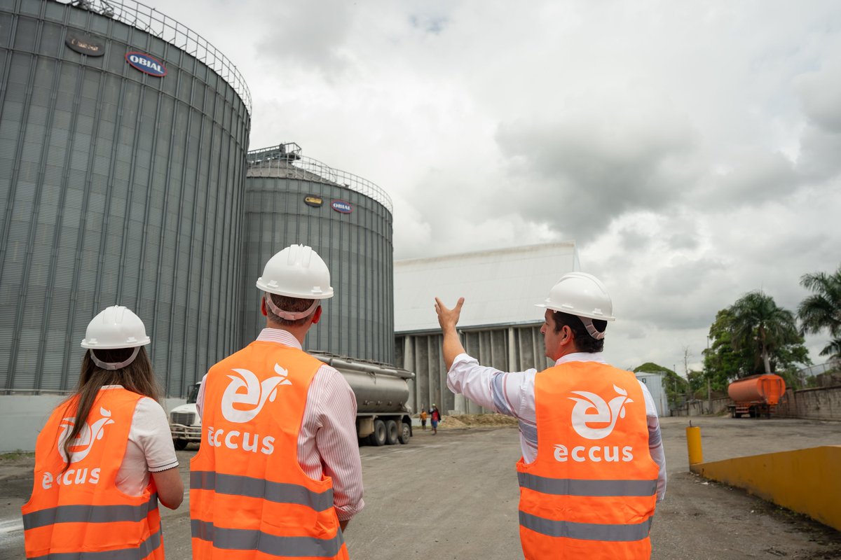 airdmedia's tweet photo. Continuamos acercándonos a nuestros socios y conociendo por dentro la industria que impulsa el desarrollo productivo del país. En esta ocasión, #AIRDConLosSocios nos llevó a ECCUS, empresa agroindustrial dominicana dedicada a la producción, procesamiento y comercialización de productos avícolas.

Durante la visita, conocimos una operación que integra distintos eslabones de la cadena de valor avícola, desde granjas reproductoras, incubación y granjas de engorde, hasta plantas de procesamiento y de producción de alimento balanceado, incorporando tecnología, bioseguridad y eficiencia a sus procesos.

ECCUS ha desarrollado una operación con presencia en diferentes puntos del territorio nacional, contribuyendo a la producción local de alimentos, la generación de empleos y el fortalecimiento de una actividad esencial para la seguridad alimentaria del país.

Agradecemos especialmente a Nathalie González y a Richard González, CFO y vicepresidente de ECCUS, por recibirnos, acompañarnos durante este encuentro y compartir con nosotros la experiencia, evolución y visión de la empresa.

Seguiremos promoviendo estos acercamientos que nos permiten conocer mejor las capacidades de nuestros socios, escuchar sus perspectivas y seguir acompañando el crecimiento y la competitividad de la industria dominicana.