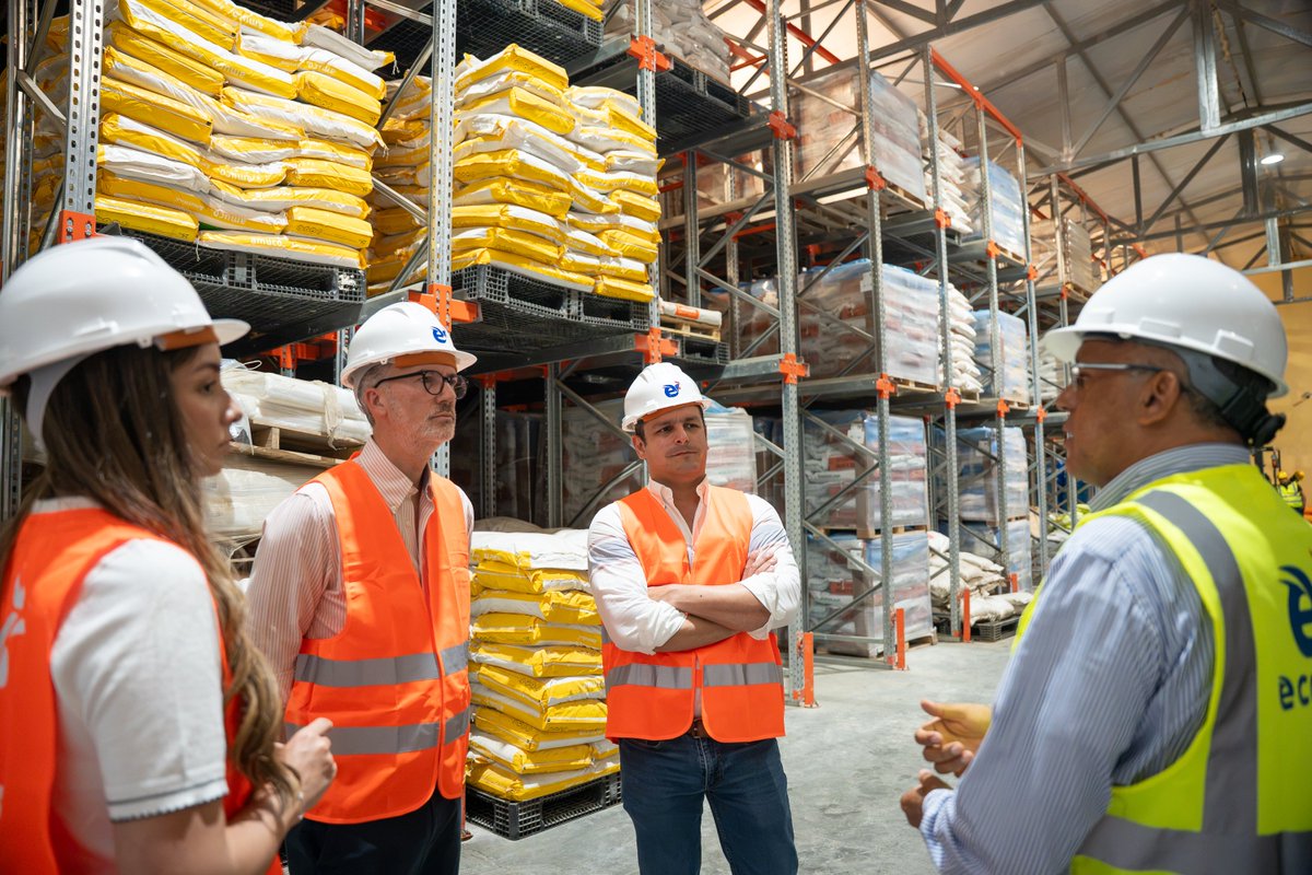 airdmedia's tweet photo. Continuamos acercándonos a nuestros socios y conociendo por dentro la industria que impulsa el desarrollo productivo del país. En esta ocasión, #AIRDConLosSocios nos llevó a ECCUS, empresa agroindustrial dominicana dedicada a la producción, procesamiento y comercialización de productos avícolas.

Durante la visita, conocimos una operación que integra distintos eslabones de la cadena de valor avícola, desde granjas reproductoras, incubación y granjas de engorde, hasta plantas de procesamiento y de producción de alimento balanceado, incorporando tecnología, bioseguridad y eficiencia a sus procesos.

ECCUS ha desarrollado una operación con presencia en diferentes puntos del territorio nacional, contribuyendo a la producción local de alimentos, la generación de empleos y el fortalecimiento de una actividad esencial para la seguridad alimentaria del país.

Agradecemos especialmente a Nathalie González y a Richard González, CFO y vicepresidente de ECCUS, por recibirnos, acompañarnos durante este encuentro y compartir con nosotros la experiencia, evolución y visión de la empresa.

Seguiremos promoviendo estos acercamientos que nos permiten conocer mejor las capacidades de nuestros socios, escuchar sus perspectivas y seguir acompañando el crecimiento y la competitividad de la industria dominicana.