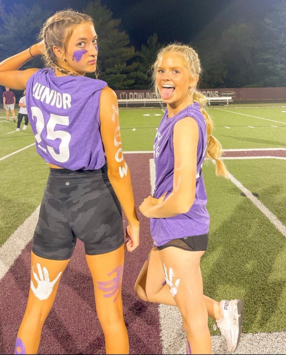 Whodyouchoose's tweet photo. Got to love school spirit 

Left or right https://t.co/bOHPlyKt3p