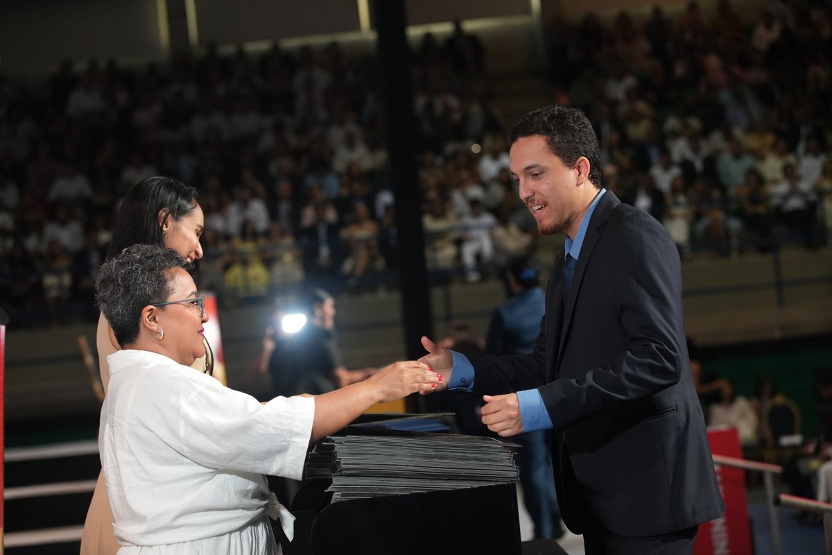 UninorteCO's tweet photo. #OrgulloUninorte | Hoy recordamos nuestra ceremonia de grados, que tuvo lugar el 25 de septiembre, en la que más 1.000 profesionales graduaron con el sello Uninorte. 

Historias, sonrisas y reconocimientos destacaron en un día lleno de felicidad. 

Revive este momento especial: 🔗 https://t.co/urNTzjumoc