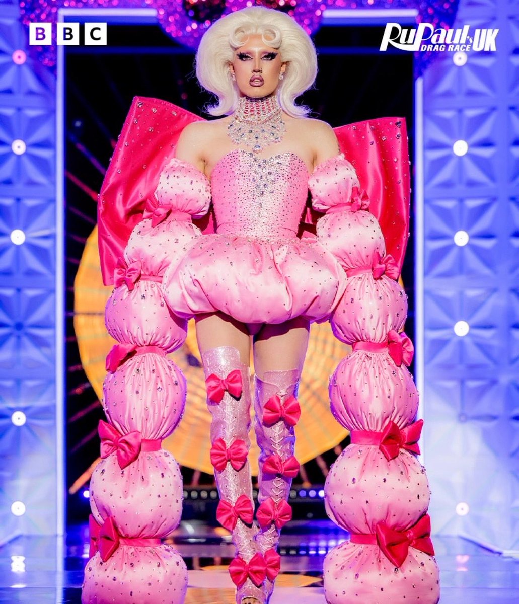 Angeriavm's tweet photo. Hated that styling challenge but that pink runway was amazing!!! These are my favorite looks 💕 https://t.co/DU0YxoToFc