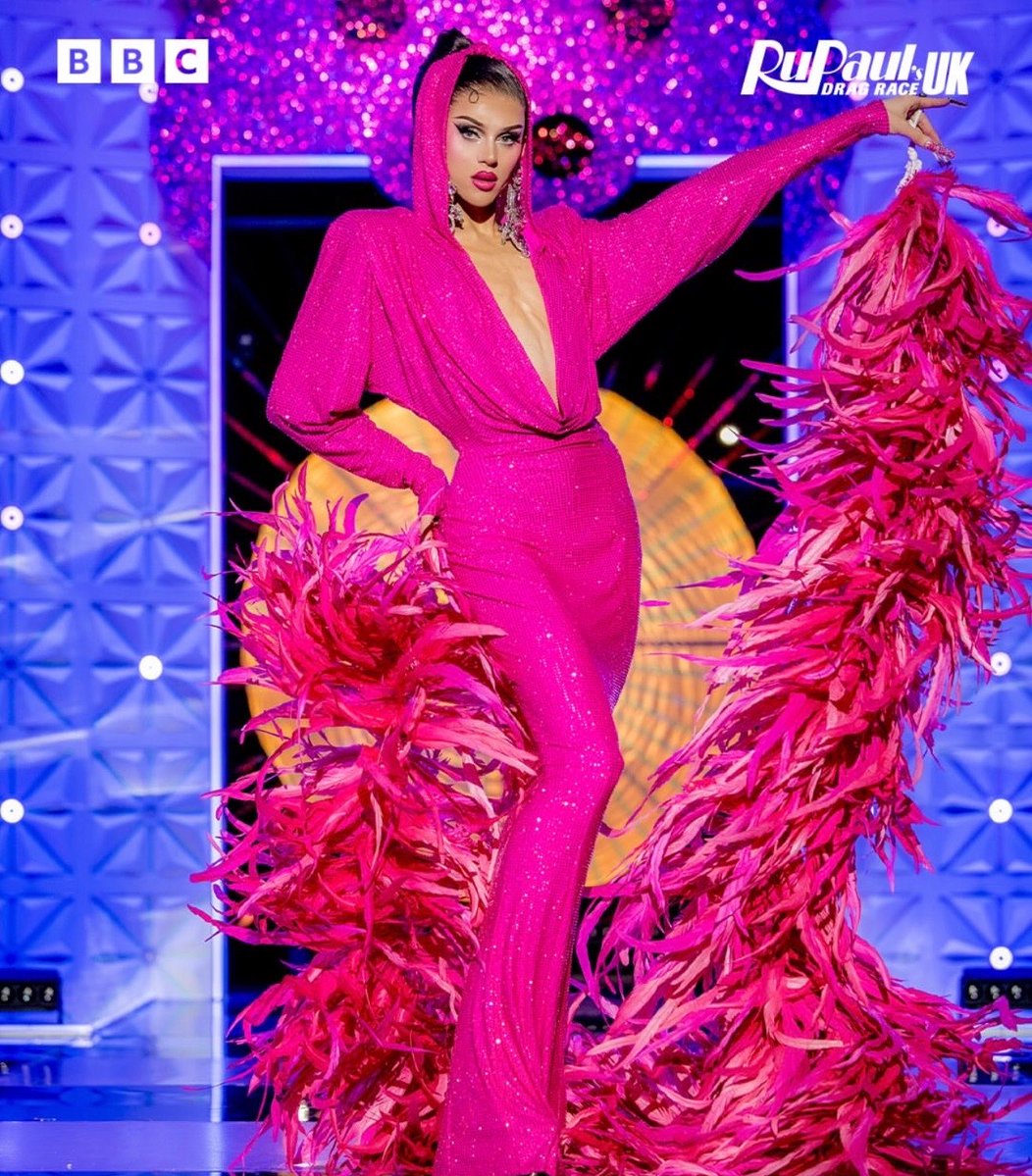 Angeriavm's tweet photo. Hated that styling challenge but that pink runway was amazing!!! These are my favorite looks 💕 https://t.co/DU0YxoToFc