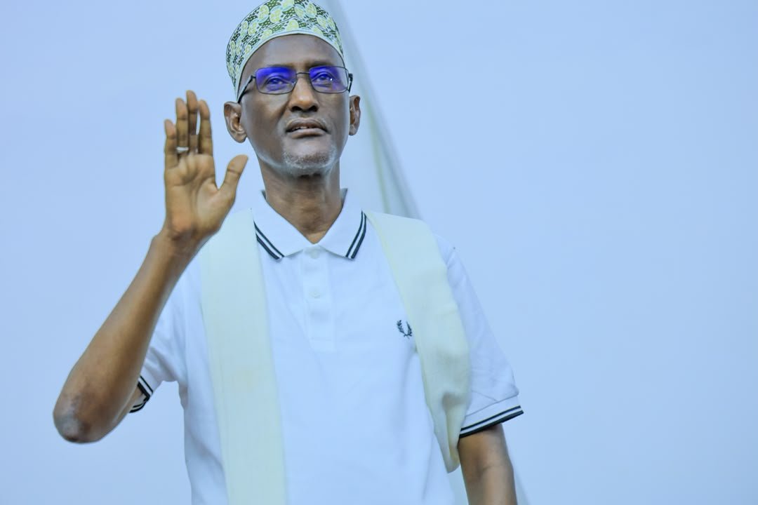 afarcom1's tweet photo. #የመንግስት_ምስረታ

የአፋር ብሔራዊ ክልላዊ መንግሥት ምክር ቤት 7ኛ የሥራ ዘመን 1ኛ ዓመት 1ኛ መደበኛ ጉባዔ፣ 

1. ሀጂ አወል አርባ ዑንዴ– የአፋር ብሔራዊ ክልላዊ መንግስት ርዕሰ መስተዳድር

#ትልቅ_ሀገር #ትልቅ_ሕዝብ #ታላቅ_ርዕይ https://t.co/FZNUdSljUk