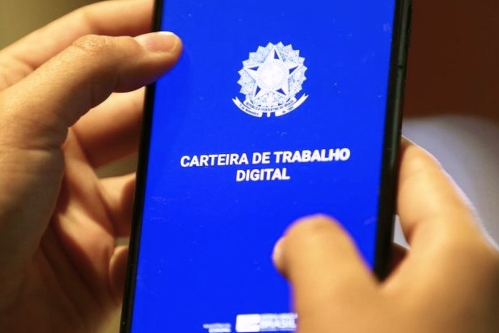 g1's tweet photo. Fim da escala 6x1: Alcolumbre marca para próxima semana início da discussão da PEC que diminui a jornada de trabalho https://t.co/6AHBrZk2SS https://t.co/DfYKwuInUw