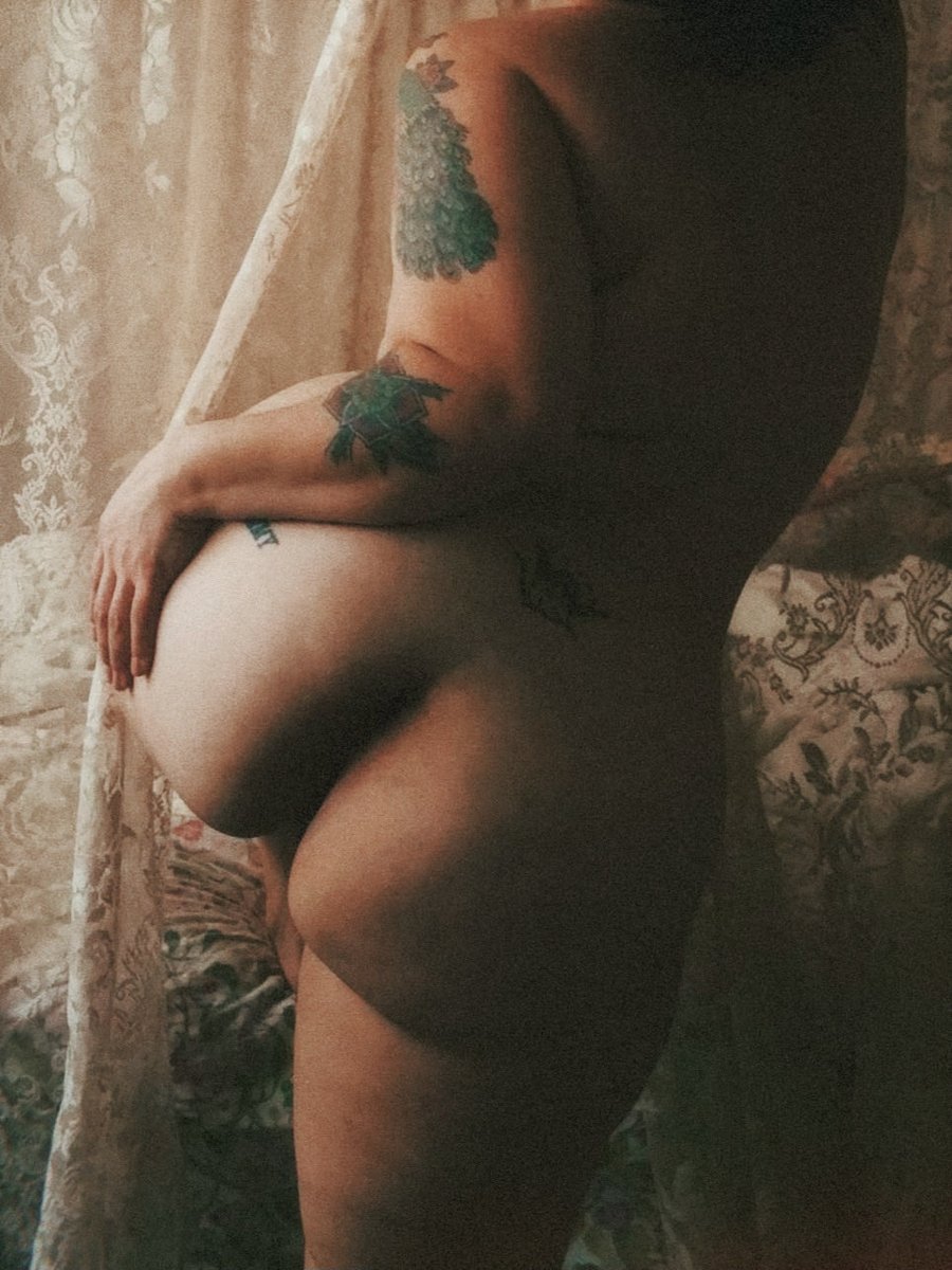 stargirlranch's tweet photo. 🖤 waiting for you https://t.co/kvBDUa89LO