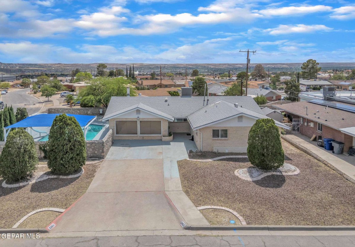 JRod7912's tweet photo. New listing: 5801 VIEWMONT LN, El Paso. Single-story residential lease with 4 beds, 4 baths, and quartz kitchen surfaces. Offered at $3,200.
https://t.co/19ni5XLuZz https://t.co/XTWFU0aWOl