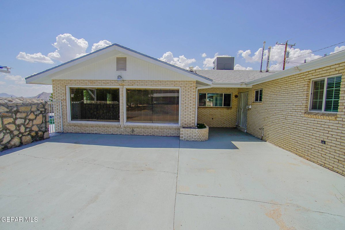 JRod7912's tweet photo. New listing: 5801 VIEWMONT LN, El Paso. Single-story residential lease with 4 beds, 4 baths, and quartz kitchen surfaces. Offered at $3,200.
https://t.co/19ni5XLuZz https://t.co/XTWFU0aWOl