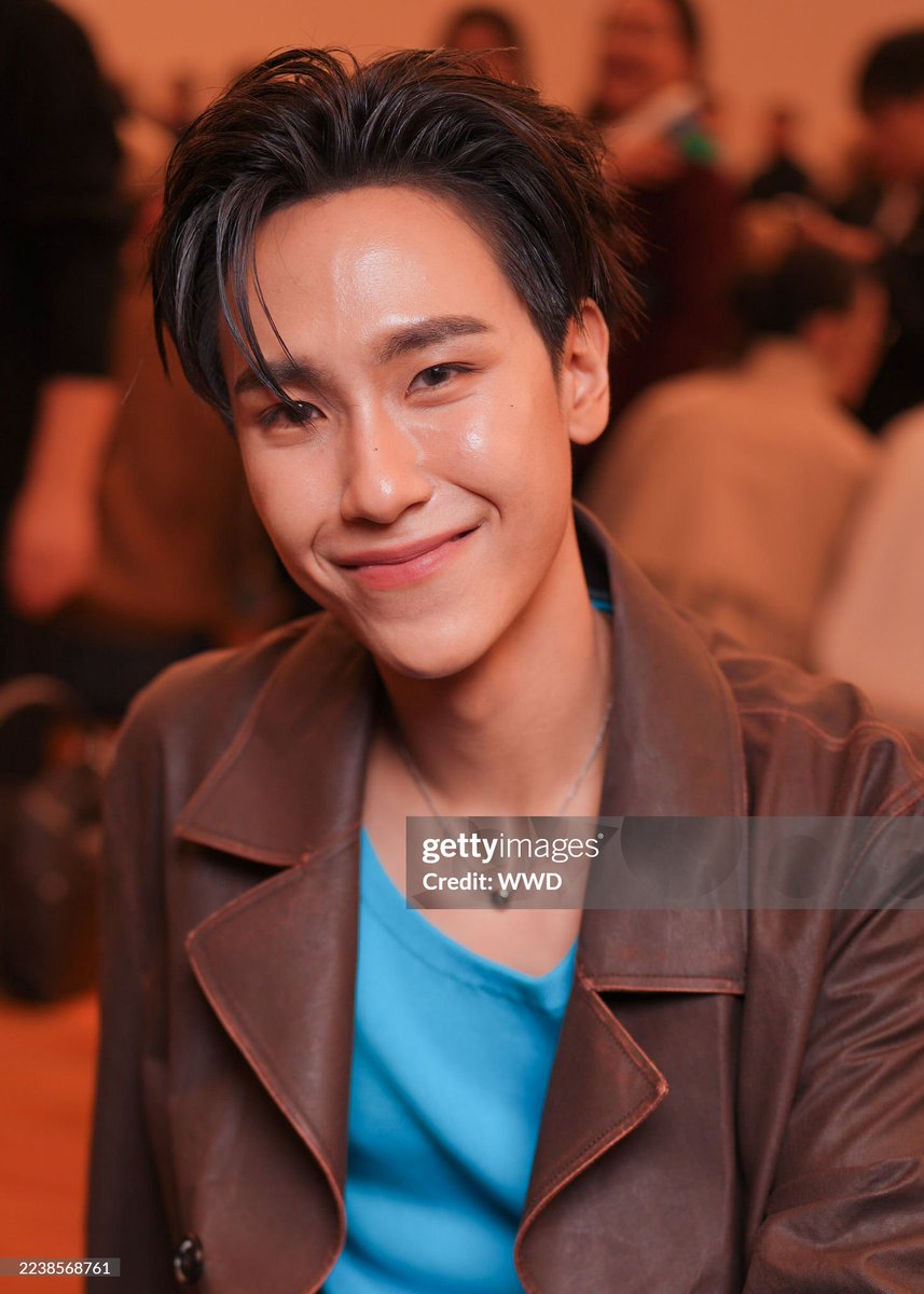 ploysandy_'s tweet photo. วันนี้เมื่อปีที่แล้วพิจูเค้าได้ไปงาน Spring Summer 2026 ของ Loewe ที่ปารีสด้วยน๊าา เป็นโอกาสที่ดีใจกันทั้งด้อมเลยล่ะ แล้วซุปตาร์มาก สื่อสัมฯอิ้งเพียบอย่างปร๋อเลย ได้ลง gettyimages ที่เค้าว่าไม่หล่อจิงคือรอดยาก แต่ฮีเอาอยู่สุดๆ ที่สำคัญคนกรุงเทพอ้อนจะขอดูหน้าอยู่อย่าง ไม่เจอวีคนึงแทบขาดใจ แทบจะเอาใส่กระเป๋าเดินทางไปด้วย ฮรืออ ขอให้พิจูได้รับโอกาสดีๆแบบนี้อีกบ่อยๆเลยน้าา เอาน้องม้าคไปด้วย อยากให้ไปทั้งคู่เลย จะได้ไม่ต้องห่างกัน☺️
