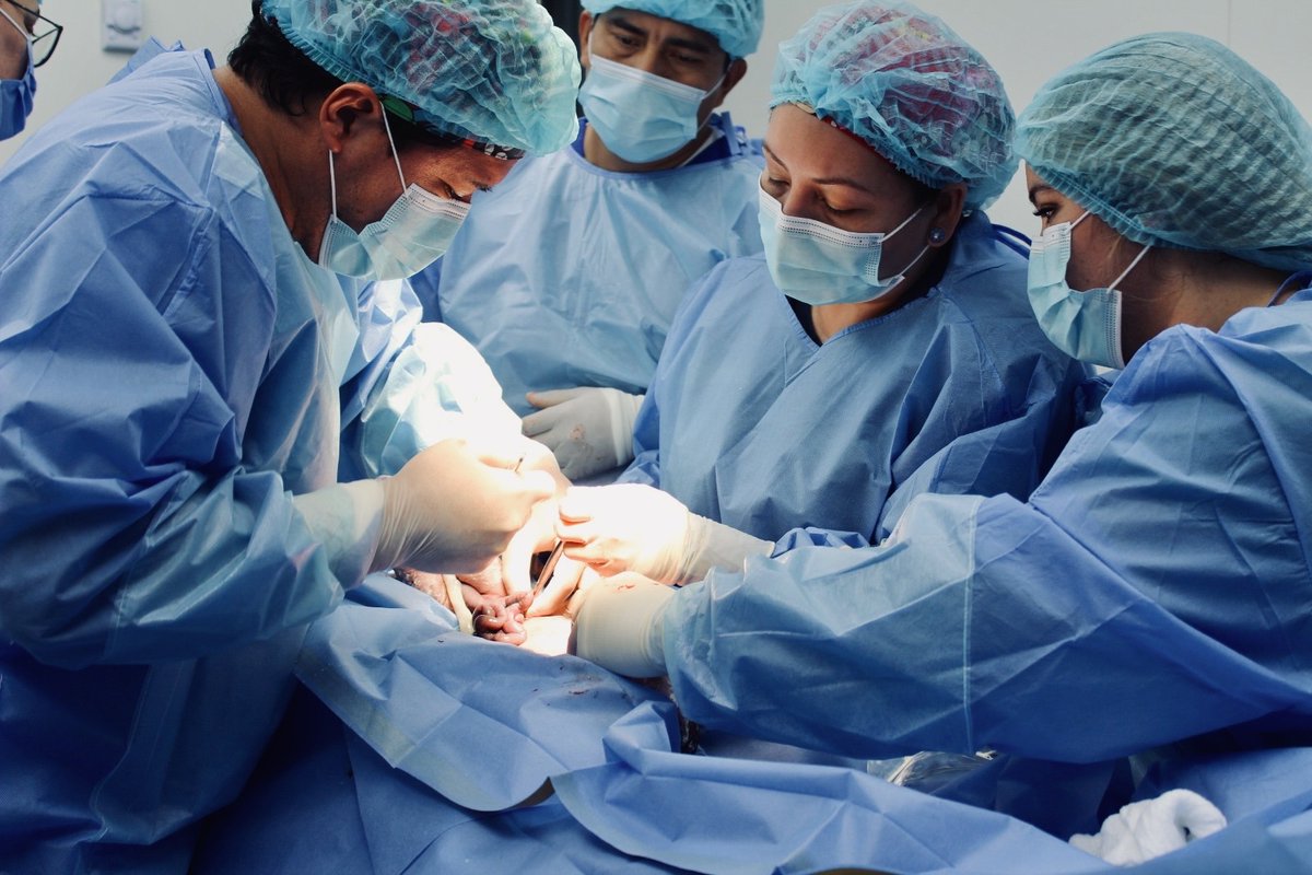 HUniversitarioG's tweet photo. ¿Sabes qué es la gastrosquisis?
Es una malformación congénita en la que los intestinos del bebé quedan expuestos fuera del abdomen. Se presenta en 4 a 5 de cada 10.000 embarazos.
Así la trató con éxito el Hospital Universitario de Guayaquil 👇 https://t.co/O7T32H61m1