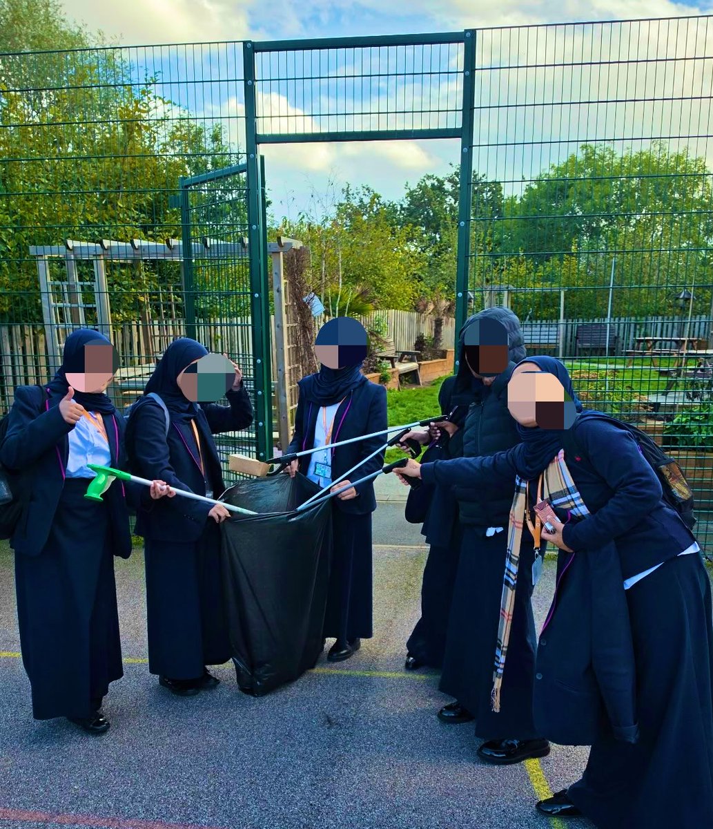 edengirlsbham's tweet photo. 🌟 Pupil Volunteering |

Our pupils rolled up their sleeves for a school litter pick, supporting our site team and taking pride in making our shared environment better. 

Living our STAR Values through action &amp; making a positive difference to our school community #Starcitizens https://t.co/BhJnyp7tDJ