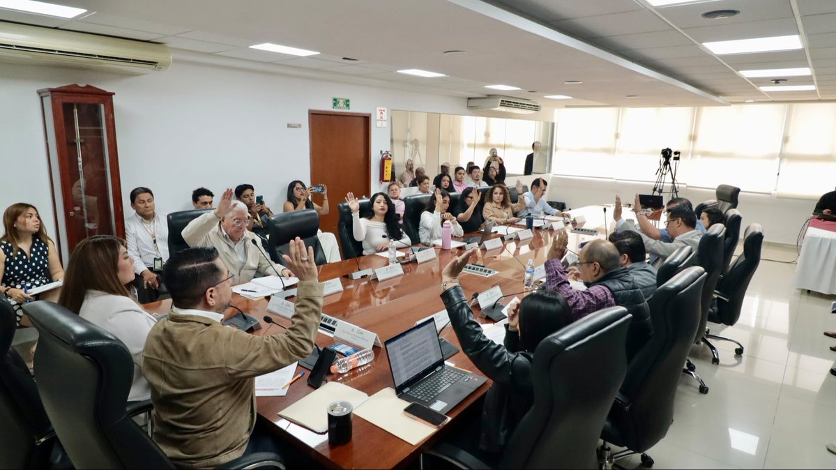 daniel_ser's tweet photo. Hoy en Cabildo tomamos una decisión importante para respaldar a quienes trabajan y conservan la tierra en Cuautitlán Izcalli.✍🏼

🙋🏻‍♂️Aprobamos por unanimidad una bonificación del 70% en el pago del impuesto predial, incluyendo multas y recargos, para propietarias y propietarios de inmuebles destinados a actividades agropecuarias, acuícolas y forestales que quieran regularizar sus adeudos de 2026 y años anteriores.

Estoy convencido de que gobernar también significa entender las distintas realidades de nuestro municipio y generar alternativas para que las familias puedan ponerse al corriente, sin dejar de proteger las actividades productivas que forman parte de nuestra identidad y de nuestras comunidades.🏘️🧑‍🧑‍🧒‍🧒

Queremos una cultura de contribución justa y responsable, pero también un gobierno cercano, que facilite soluciones y acompañe a quienes quieren cumplir.

Cuidar la tierra, respaldar a quienes la trabajan y poner orden también es transformar Cuautitlán Izcalli.😉

#Cabildo #CuautitlánIzcalli #ServirConPasión