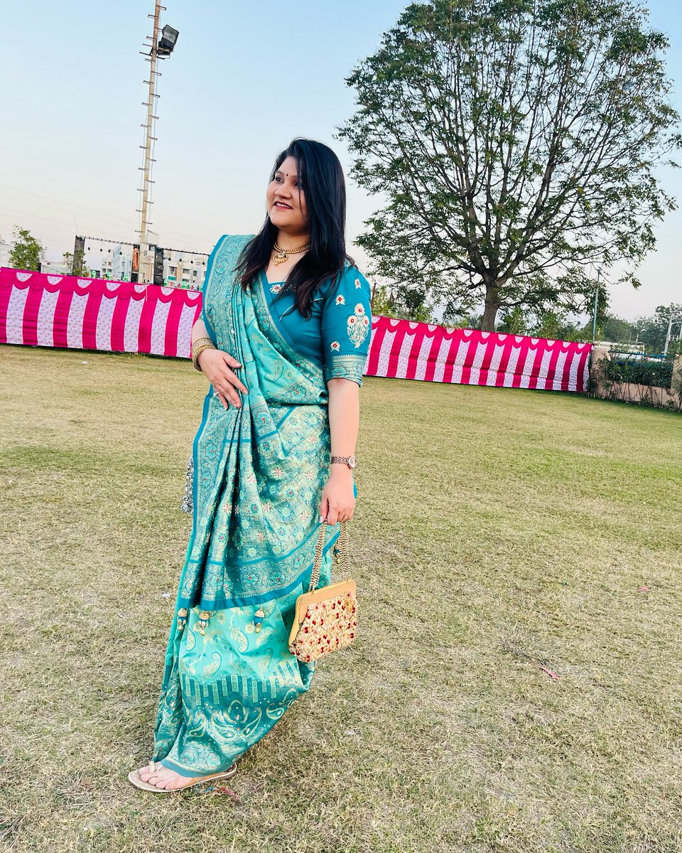 WanettaRayford's tweet photo. A bindi, a touch of grace, and a smile. https://t.co/RcFKwit4I4