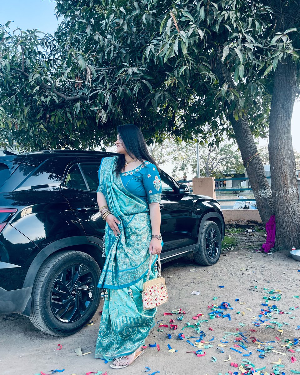 WanettaRayford's tweet photo. A bindi, a touch of grace, and a smile. https://t.co/RcFKwit4I4