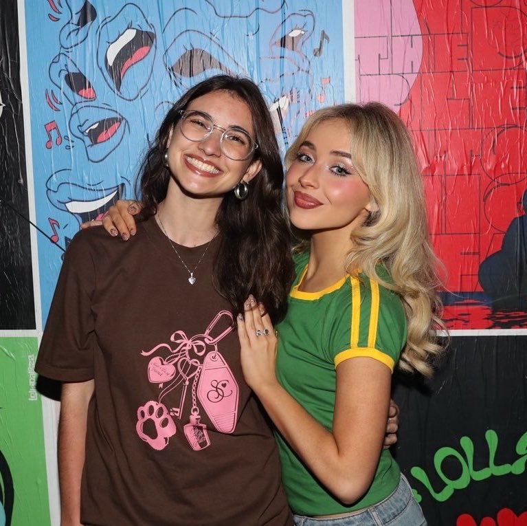 UpdatesBrinaBR's tweet photo. Sabrina Carpenter interagindo com a artista brasileira que criou os ímãs que ela recebeu durante sua passagem pelo Lollapalooza Brasil. 🇧🇷

“eu amo eles!!! você é incrível” https://t.co/qWXJmQllCd