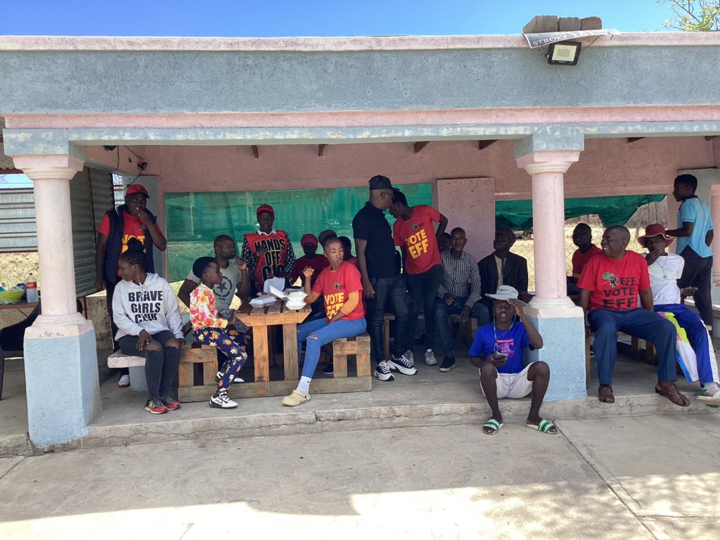 Shikwambanaman1's tweet photo. Our day today on the streets of ward 2 Maruleng Sub-Region with our hard working pressure team….🙏🙏💪✅✅✅ https://t.co/IwMsD0TBI6