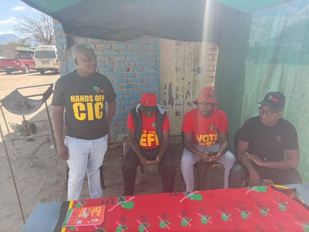 Shikwambanaman1's tweet photo. Our day today on the streets of ward 2 Maruleng Sub-Region with our hard working pressure team….🙏🙏💪✅✅✅ https://t.co/IwMsD0TBI6