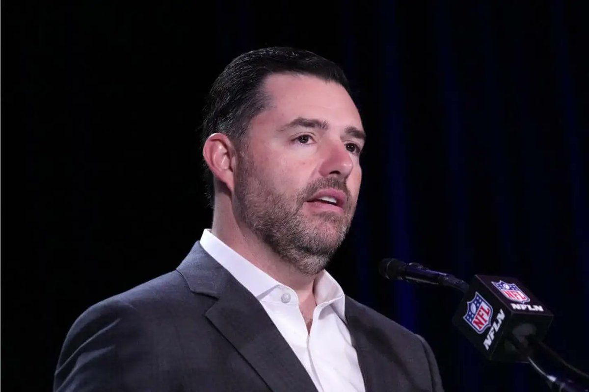 jon_macks's tweet photo. 49ers owner Jed York suspended 6 games and fined $500K for trying pick up a hooker.  $500,000 for a rub and tug! Robert Kraft said "dude, never pay retail". #JedYork #NFLNews #RobertKraft #49ers https://t.co/5HyeeRlO49