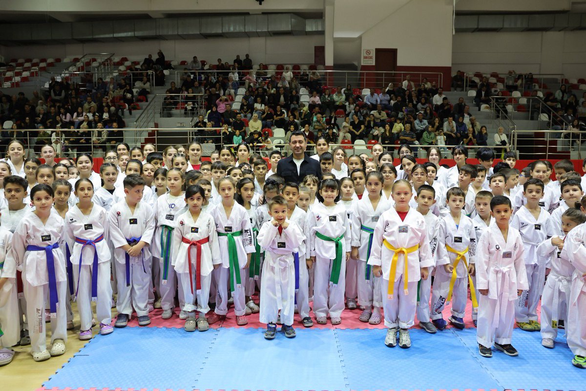 irfanonal's tweet photo. Tekvando Kuşak Terfi Sınavı'nda bir üst kuşağa geçmek için mücadele eden sporcularımızla bir araya geldik. 

Sporcularımıza, gençlerimize ve çocuklarımızın geleceğine verdiğimiz desteği artırarak sürdürmeye devam edeceğiz. 

Yolunuz açık olsun. Her birinizle gurur duyuyoruz. https://t.co/kcbWFVjf9J