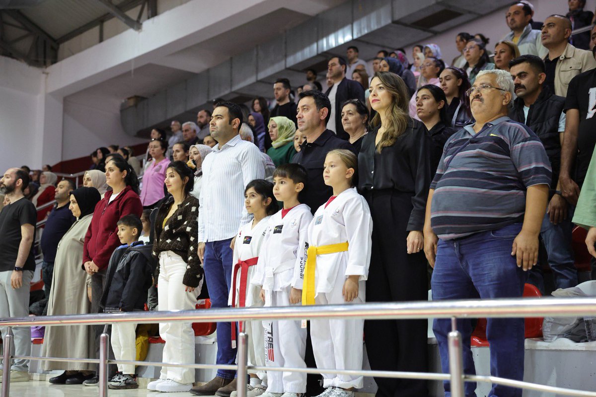 irfanonal's tweet photo. Tekvando Kuşak Terfi Sınavı'nda bir üst kuşağa geçmek için mücadele eden sporcularımızla bir araya geldik. 

Sporcularımıza, gençlerimize ve çocuklarımızın geleceğine verdiğimiz desteği artırarak sürdürmeye devam edeceğiz. 

Yolunuz açık olsun. Her birinizle gurur duyuyoruz. https://t.co/kcbWFVjf9J