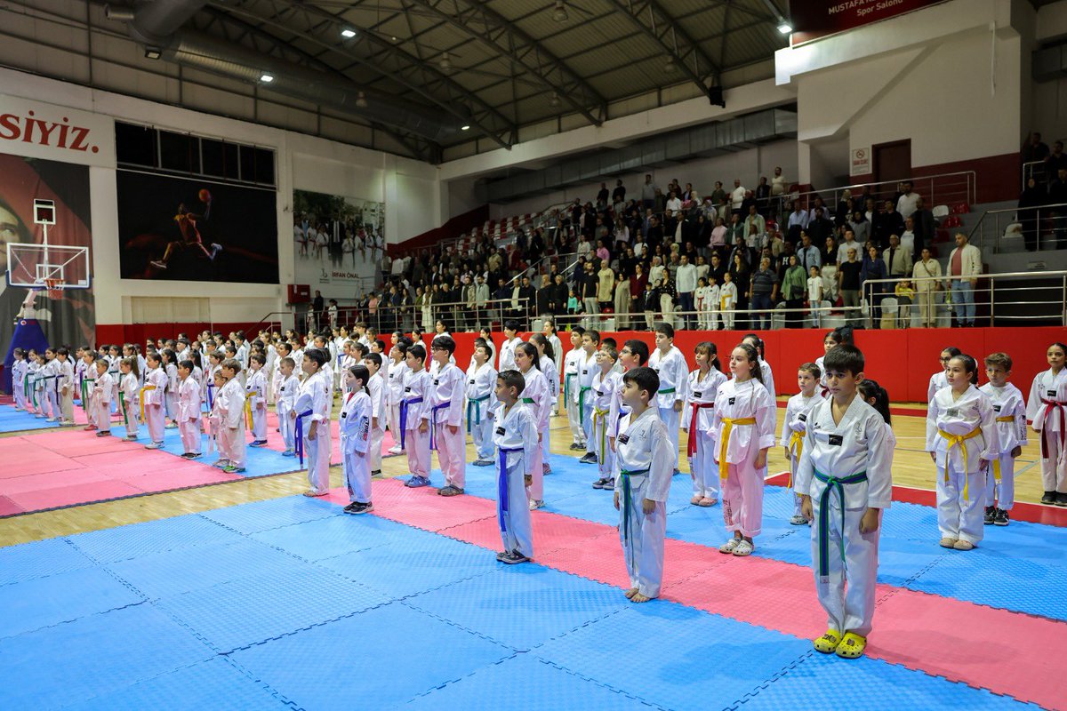 irfanonal's tweet photo. Tekvando Kuşak Terfi Sınavı'nda bir üst kuşağa geçmek için mücadele eden sporcularımızla bir araya geldik. 

Sporcularımıza, gençlerimize ve çocuklarımızın geleceğine verdiğimiz desteği artırarak sürdürmeye devam edeceğiz. 

Yolunuz açık olsun. Her birinizle gurur duyuyoruz. https://t.co/kcbWFVjf9J