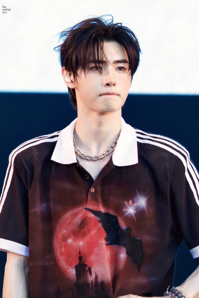 heybaekgu's tweet photo. This is one of the best outfits he's ever performed in #성훈 #SUNGHOON https://t.co/XWRa25WB03