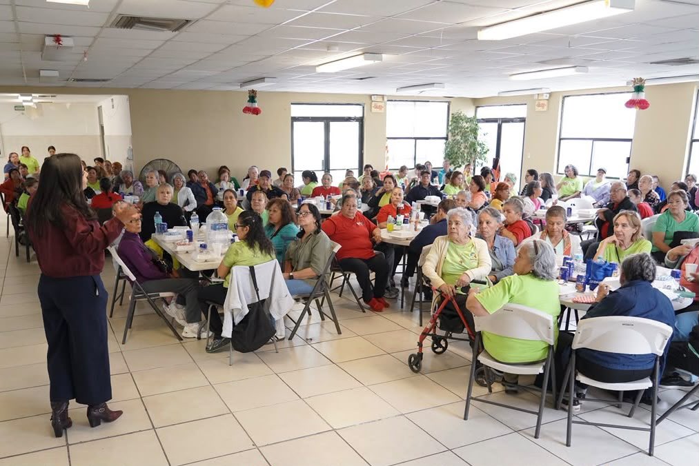 mayrachavezj's tweet photo. 🤝🏡 Qué gusto compartir con las personas adultas mayores de la colonia Lucio Blanco.

Entre pláticas, historias y mucho cariño, seguimos construyendo bienestar juntos, como todos los días: cerca y en territorio. ❤️🇲🇽

#HumanismoMexicano #PrimeroLosPobres #BienestarParaJuárez https://t.co/oT9xyxFf6P