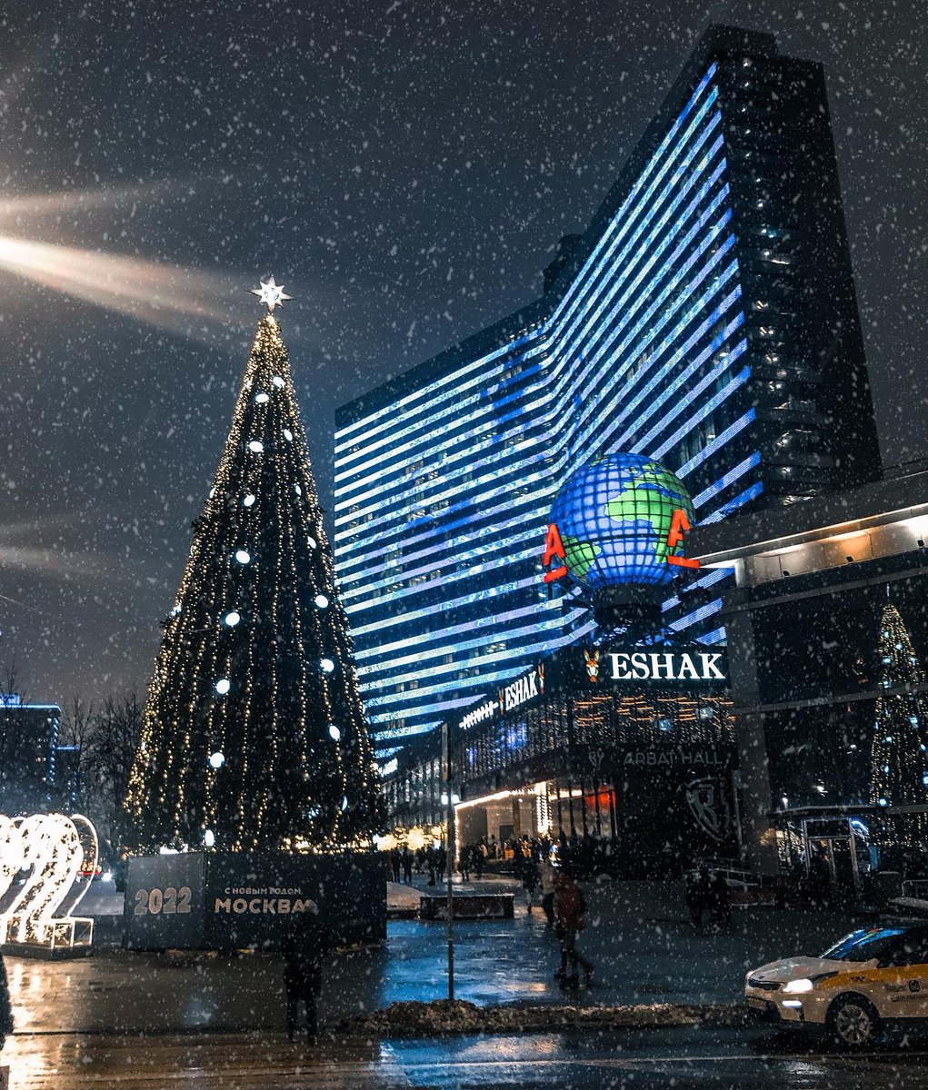 ReinaldoRu4o's tweet photo. It seems I’ve started hunting for city Christmas trees)) I’ve never had so many New Year photos! Moscow is more beautiful than ever! https://t.co/nhEQF2A6LY