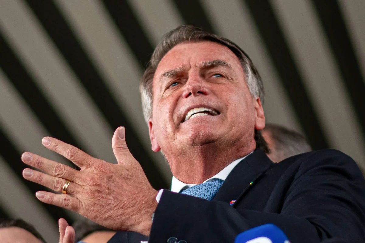 meioindep's tweet photo. 🚨URGENTE: Bolsonaro passa mal em casa e Michelle não vai a compromisso de campanha; revelação foi feita por Damares Alves

“Se a gente não ganhar essa eleição, o presidente Bolsonaro vai morrer na cadeia”, declarou a senadora. https://t.co/Fv0xBKmOMl