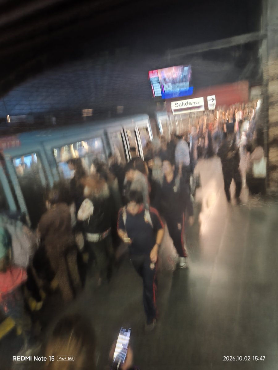 Edupdlo's tweet photo. @metrodesantiago colapso en pedro de valdivia aun sigues pasando pasajeros no se pueden subir a los vagones paraderos llenos @24HorasTVN @INFORMADORCHILE @Red_Movilidad @LOUISDEGRANGE https://t.co/t3MGUP2a9V