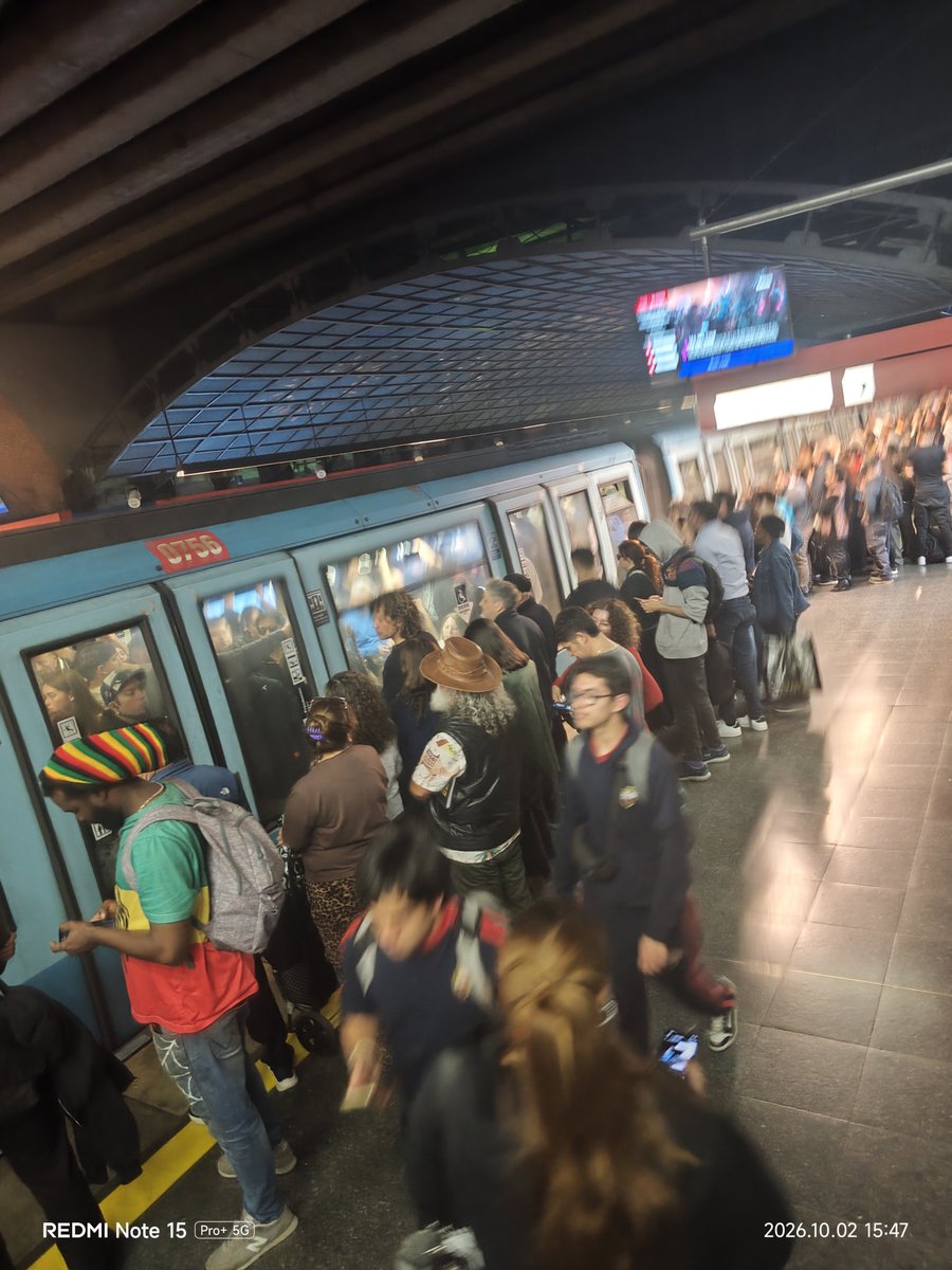 Edupdlo's tweet photo. @metrodesantiago colapso en pedro de valdivia aun sigues pasando pasajeros no se pueden subir a los vagones paraderos llenos @24HorasTVN @INFORMADORCHILE @Red_Movilidad @LOUISDEGRANGE https://t.co/t3MGUP2a9V