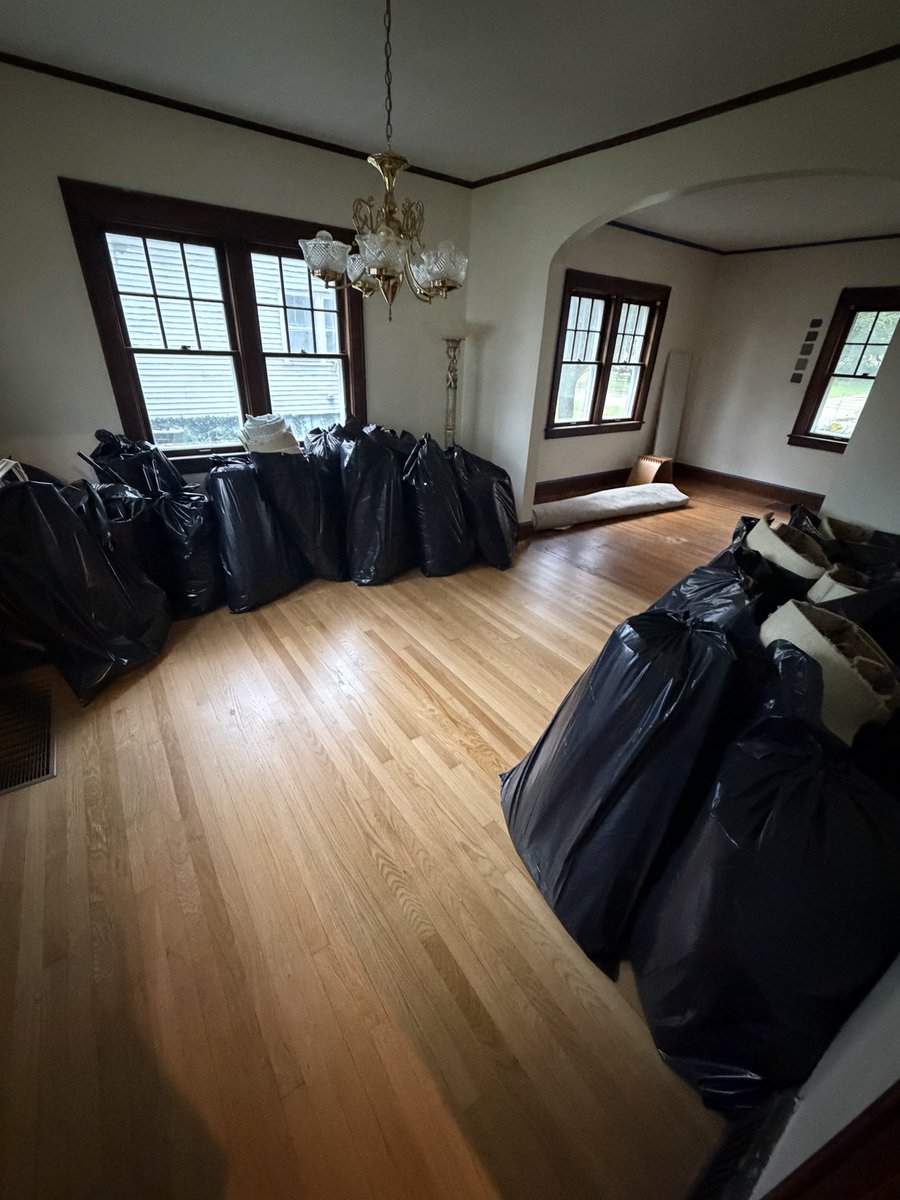 elliothallett's tweet photo. @FloydDetroit 2nd floor and landing carpet removed. All carpet/trash picked up. https://t.co/Fr8XPbhO30