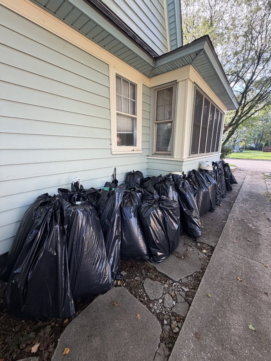 elliothallett's tweet photo. @FloydDetroit 2nd floor and landing carpet removed. All carpet/trash picked up. https://t.co/Fr8XPbhO30