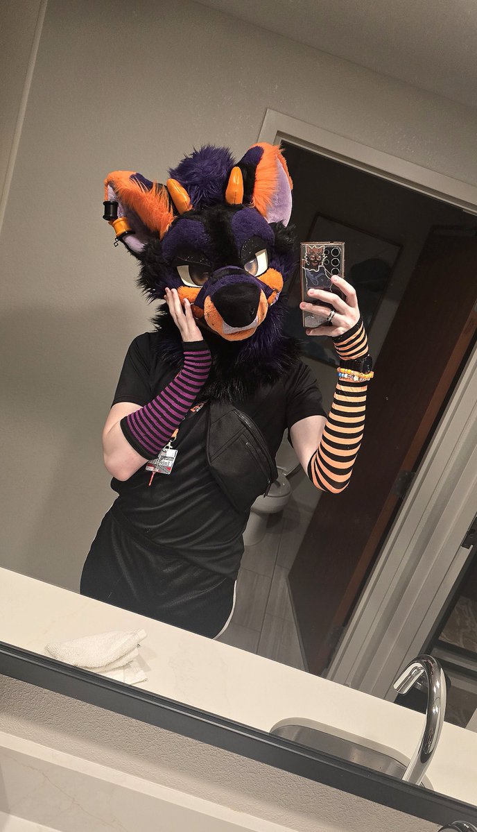 EmberVulpe's tweet photo. Going down in suit <3 https://t.co/0Ehj0NlgqP