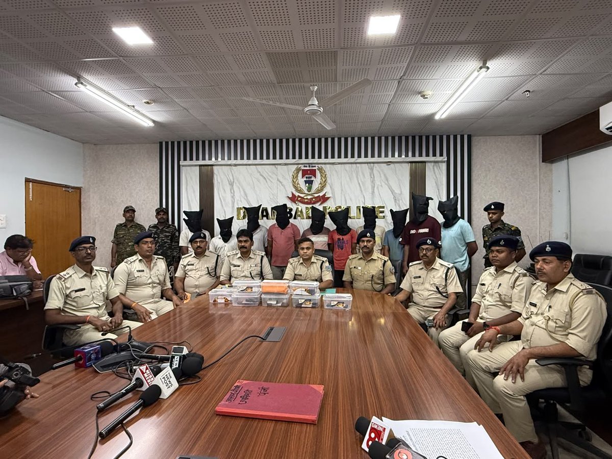 dhanbadpolice's tweet photo. साइबर अपराध के विरुद्ध धनबाद पुलिस की बड़ी कार्रवाई।

🔹 निरसा के पिठाकियारी में छापेमारी
🔹 11 साइबर अपराधी गिरफ्तार
🔹 ₹2.85 लाख नकद बरामद
🔹 19 मोबाइल फोन, iPhones सहित
🔹 ATM कार्ड, पासबुक, चेकबुक बरामद।

साइबर अपराध के विरुद्ध धनबाद पुलिस की कार्रवाई लगातार जारी है। https://t.co/kCWm9NfEBB