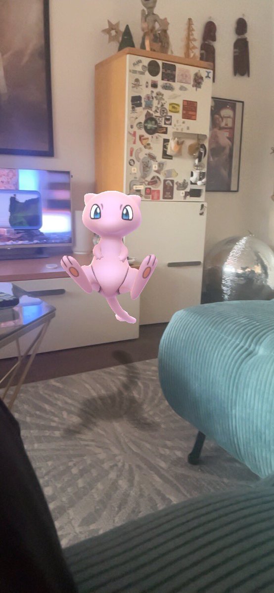 JacobVanselow's tweet photo. Das Super-Spezialtraining hat geholfen! 🧐 Nun ist Mew immer bei mir 🥰 #PokémonGo #Mew #Kronkorken https://t.co/duaWDVAkhp