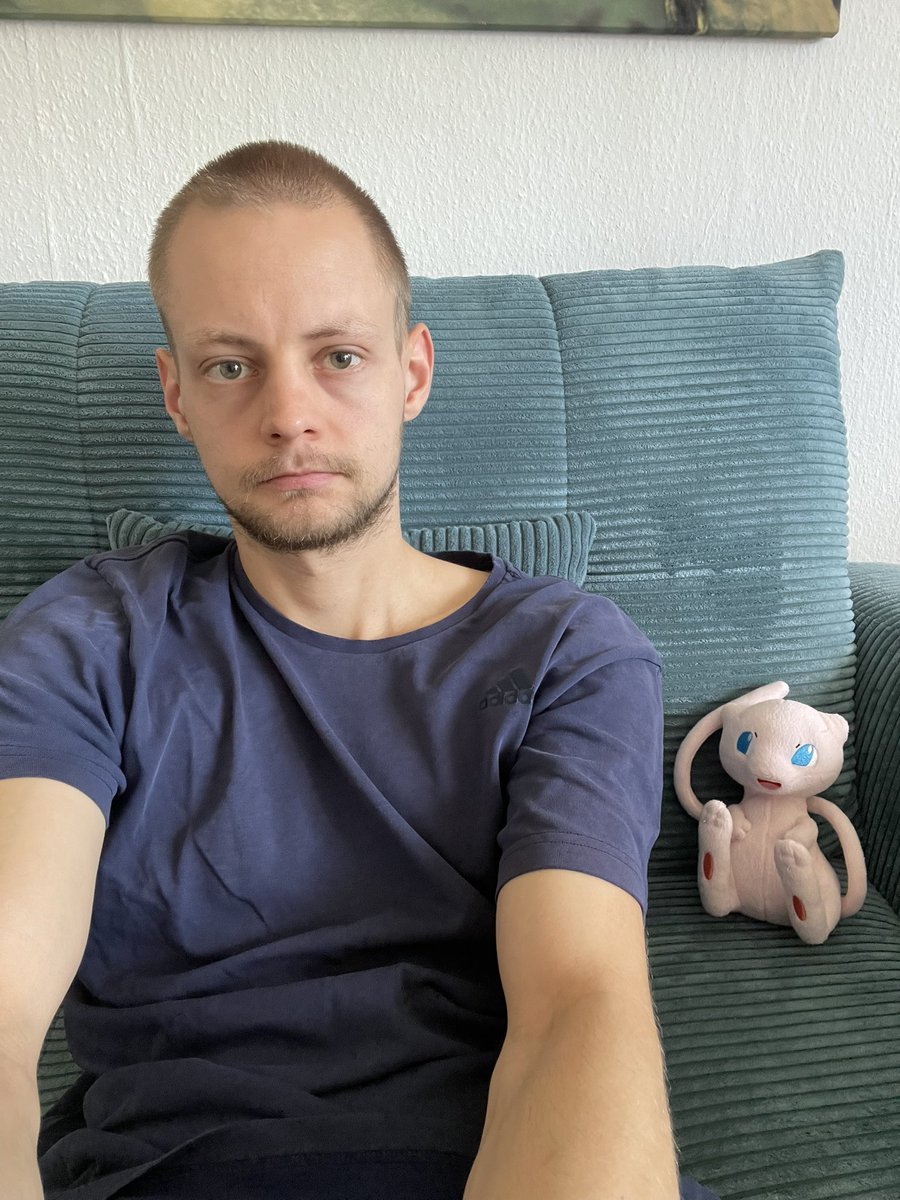 JacobVanselow's tweet photo. Das Super-Spezialtraining hat geholfen! 🧐 Nun ist Mew immer bei mir 🥰 #PokémonGo #Mew #Kronkorken https://t.co/duaWDVAkhp