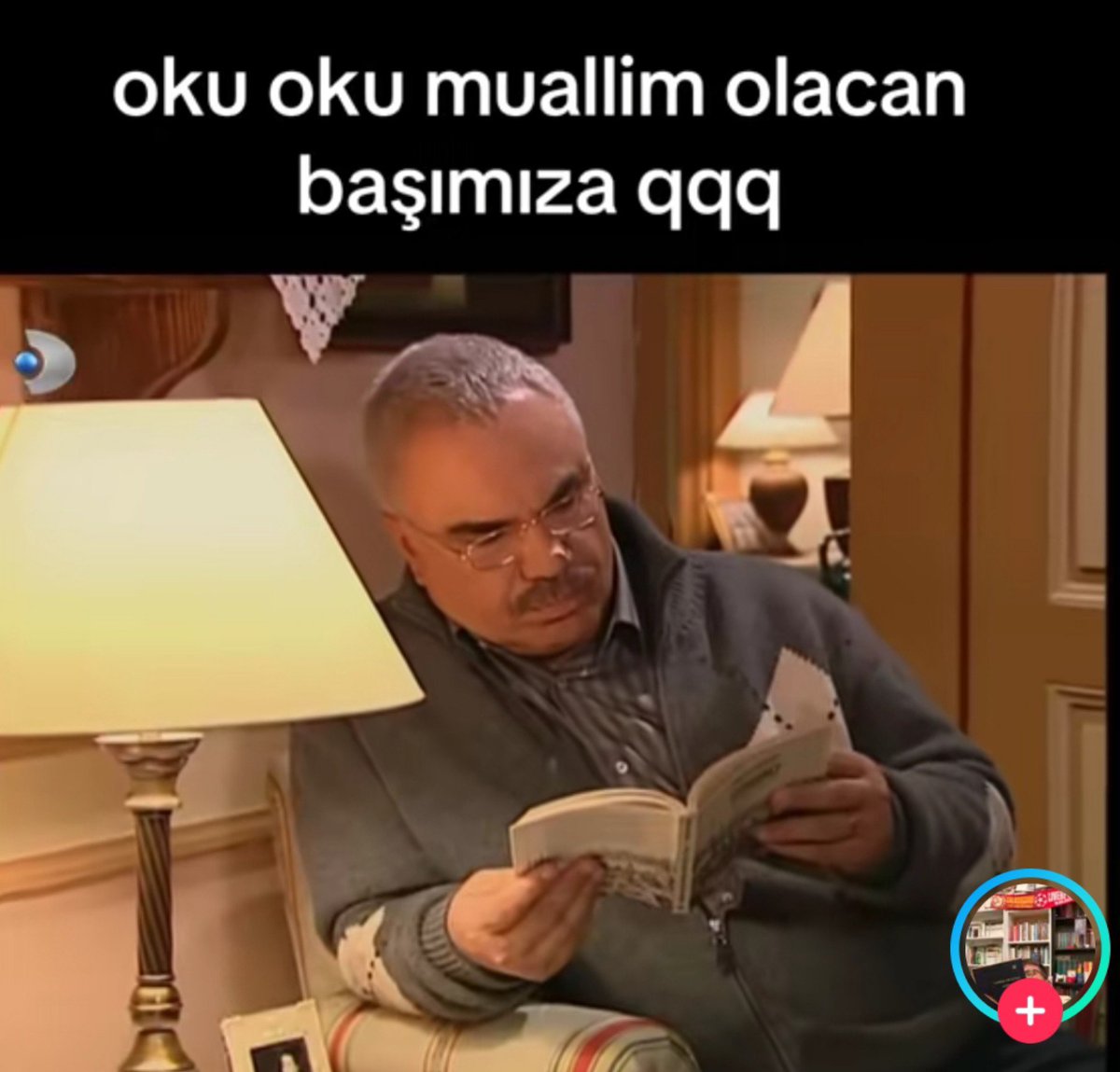 pearlyscressent's tweet photo. toplu taşımada kitap okuyan birini görünce tr halkı https://t.co/zC8LcaT5E8