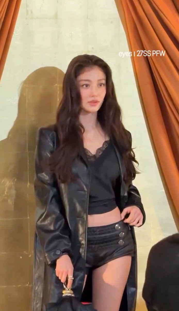 OLTSupport's tweet photo. TWICE's JIHYO at the Christian Louboutin show.. Omg look at her! 

 #ChristianLouboutinSS27xJIHYO #JIHYO @LouboutinWorld https://t.co/PwPuzZZHwx
